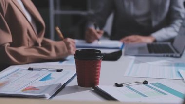 Genç insanlar modern ofiste iş toplantısı