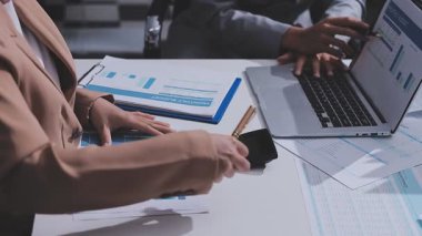 Genç insanlar modern ofiste iş toplantısı