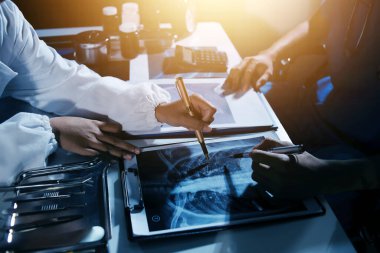 Doktorlar tedavi seçeneklerini tartışmak ve iş arkadaşlarıyla deneyimleri paylaşmak için hastanede toplanıyorlar.