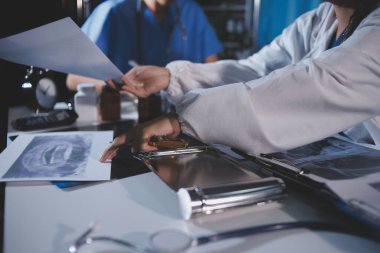 Doktorlar tedavi seçeneklerini tartışmak ve iş arkadaşlarıyla deneyimleri paylaşmak için hastanede toplanıyorlar.