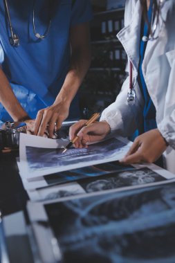 Doktorlar tedavi seçeneklerini tartışmak ve iş arkadaşlarıyla deneyimleri paylaşmak için hastanede toplanıyorlar.