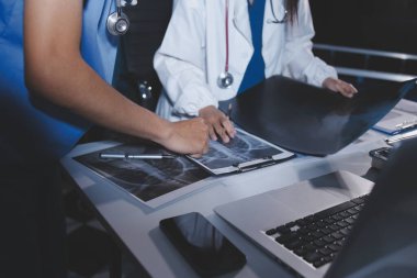 Doktorlar tedavi seçeneklerini tartışmak ve iş arkadaşlarıyla deneyimleri paylaşmak için hastanede toplanıyorlar.