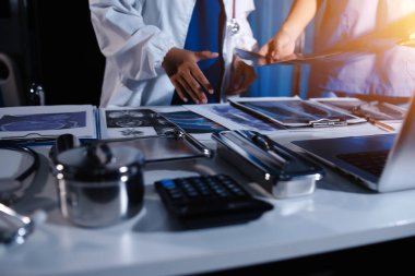 Doktorlar tedavi seçeneklerini tartışmak ve iş arkadaşlarıyla deneyimleri paylaşmak için hastanede toplanıyorlar.