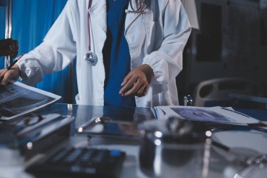 Doktorlar tedavi seçeneklerini tartışmak ve iş arkadaşlarıyla deneyimleri paylaşmak için hastanede toplanıyorlar.