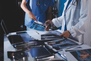 Doktorlar tedavi seçeneklerini tartışmak ve iş arkadaşlarıyla deneyimleri paylaşmak için hastanede toplanıyorlar.