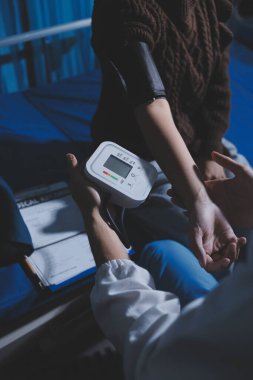 Doktor önlemler kan basıncı hastaya