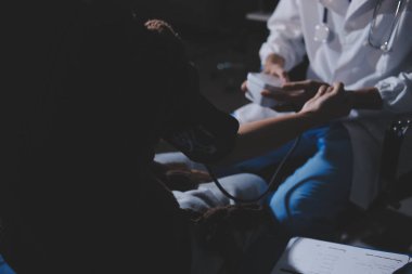 Doktor önlemler kan basıncı hastaya