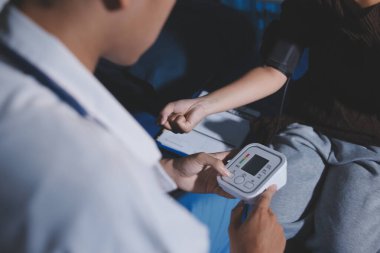 Doktor önlemler kan basıncı hastaya