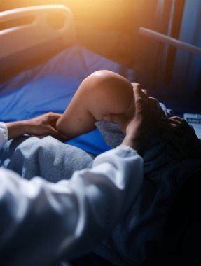 Rehabilitasyon terapisi, rehabilitasyon merkezlerinde çalışan profesyonel erkek fizyoterapistler, erkek hastaların bacak ve kas ağrılarını tedavi ederken,.