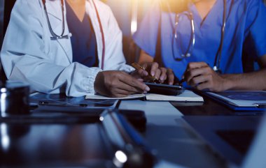 Doktorlar tedavi seçeneklerini tartışmak ve iş arkadaşlarıyla deneyimleri paylaşmak için hastanede toplanıyorlar.