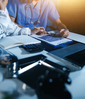 Doktorlar tedavi seçeneklerini tartışmak ve iş arkadaşlarıyla deneyimleri paylaşmak için hastanede toplanıyorlar.