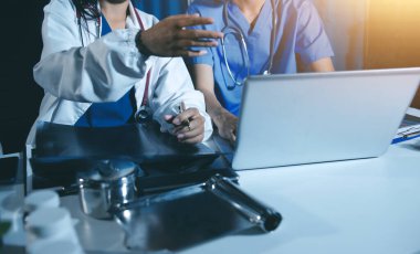 Doktorlar tedavi seçeneklerini tartışmak ve iş arkadaşlarıyla deneyimleri paylaşmak için hastanede toplanıyorlar.