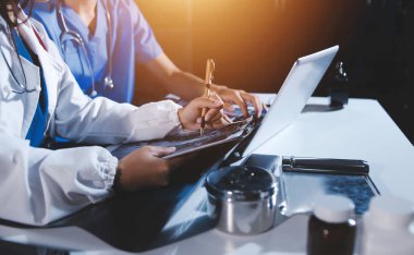 Doktorlar tedavi seçeneklerini tartışmak ve iş arkadaşlarıyla deneyimleri paylaşmak için hastanede toplanıyorlar.