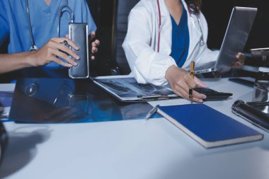 Doktorlar tedavi seçeneklerini tartışmak ve iş arkadaşlarıyla deneyimleri paylaşmak için hastanede toplanıyorlar.