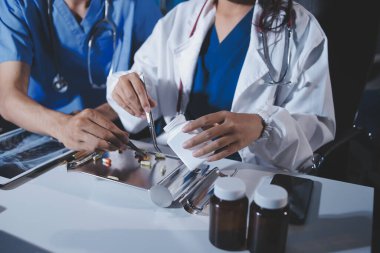 Doktorlar tedavi seçeneklerini tartışmak ve iş arkadaşlarıyla deneyimleri paylaşmak için hastanede toplanıyorlar.