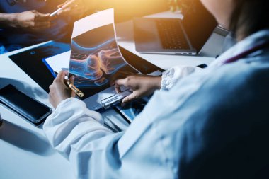 Doktorlar tedavi seçeneklerini tartışmak ve iş arkadaşlarıyla deneyimleri paylaşmak için hastanede toplanıyorlar.