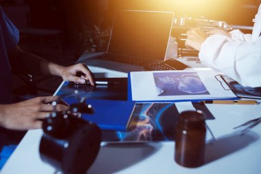 Doktorlar tedavi seçeneklerini tartışmak ve iş arkadaşlarıyla deneyimleri paylaşmak için hastanede toplanıyorlar.