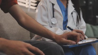 Tıbbi Profesyonel Muayene Hastanın Dizi