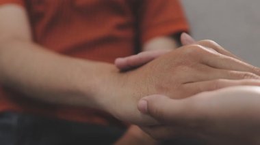 Şefkatli Doktor Dostça Tıbbi Çevrede Hastanın Elini Tutarak Rahatlatıcı Destek Teklif Ediyor