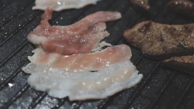 Tavada ızgara ve Tayland usulü açık büfe.