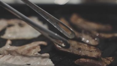 Tavada ızgara ve Tayland usulü açık büfe.