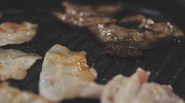 Tavada ızgara ve Tayland usulü açık büfe.