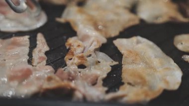 Tavada ızgara ve Tayland usulü açık büfe.