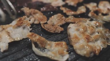 Tavada ızgara ve Tayland usulü açık büfe.