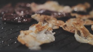 Tavada ızgara ve Tayland usulü açık büfe.