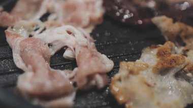 Tavada ızgara ve Tayland usulü açık büfe.