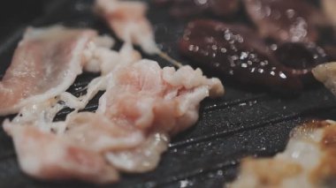 Tavada ızgara ve Tayland usulü açık büfe.