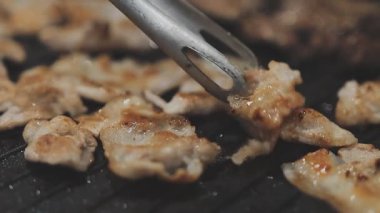 Tavada ızgara ve Tayland usulü açık büfe.