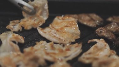 Tavada ızgara ve Tayland usulü açık büfe.