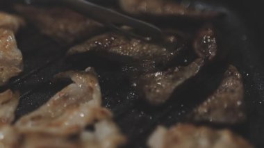 Tavada ızgara ve Tayland usulü açık büfe.