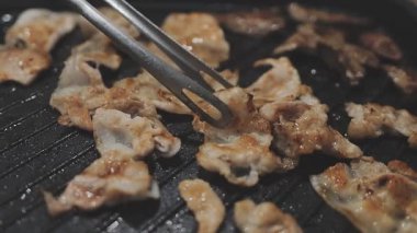 Tavada ızgara ve Tayland usulü açık büfe.