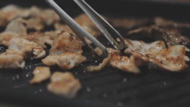 Tavada ızgara ve Tayland usulü açık büfe.