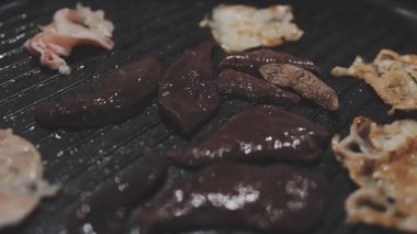 Tavada ızgara ve Tayland usulü açık büfe.