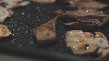 Tavada ızgara ve Tayland usulü açık büfe.