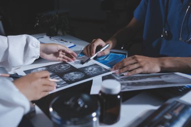 Doktorlar tedavi seçeneklerini tartışmak ve iş arkadaşlarıyla deneyimleri paylaşmak için hastanede toplanıyorlar.