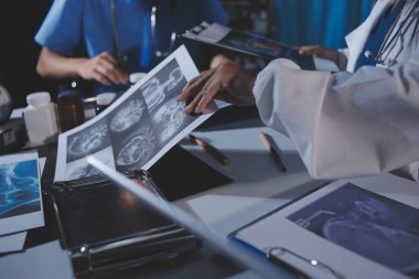 Doktorlar tedavi seçeneklerini tartışmak ve iş arkadaşlarıyla deneyimleri paylaşmak için hastanede toplanıyorlar.