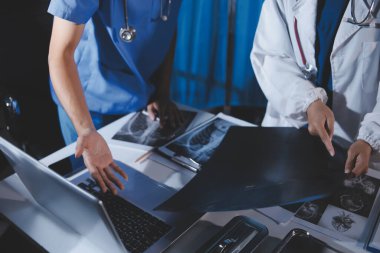 Doktorlar tedavi seçeneklerini tartışmak ve iş arkadaşlarıyla deneyimleri paylaşmak için hastanede toplanıyorlar.