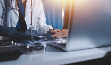 Doktorlar tedavi seçeneklerini tartışmak ve iş arkadaşlarıyla deneyimleri paylaşmak için hastanede toplanıyorlar.