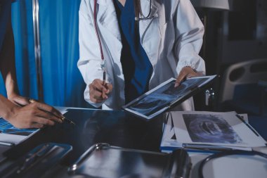 Doktorlar tedavi seçeneklerini tartışmak ve iş arkadaşlarıyla deneyimleri paylaşmak için hastanede toplanıyorlar.