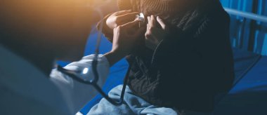 Ev bakımı hemşiresi ve yaşlılar kardiyoloji sağlık hizmetleri. Genç İspanyol kadın doktor hemşirenin yakın çekimleri sırasında steteskop kullanarak olgun beyaz hasta kalp atışlarını kontrol et.