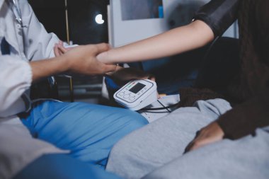 Doktor önlemler kan basıncı hastaya