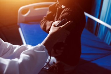 Doktor önlemler kan basıncı hastaya