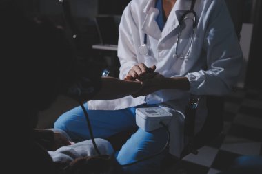 Doktor önlemler kan basıncı hastaya