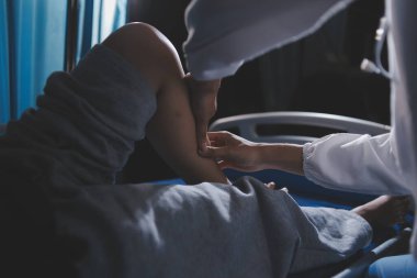 Rehabilitasyon terapisi, rehabilitasyon merkezlerinde çalışan profesyonel erkek fizyoterapistler, erkek hastaların bacak ve kas ağrılarını tedavi ederken,.