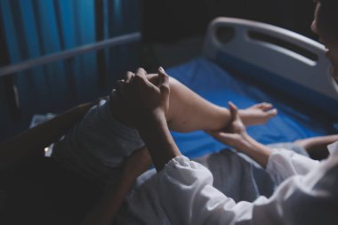 Rehabilitasyon terapisi, rehabilitasyon merkezlerinde çalışan profesyonel erkek fizyoterapistler, erkek hastaların bacak ve kas ağrılarını tedavi ederken,.