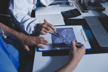 Doktorlar tedavi seçeneklerini tartışmak ve iş arkadaşlarıyla deneyimleri paylaşmak için hastanede toplanıyorlar.